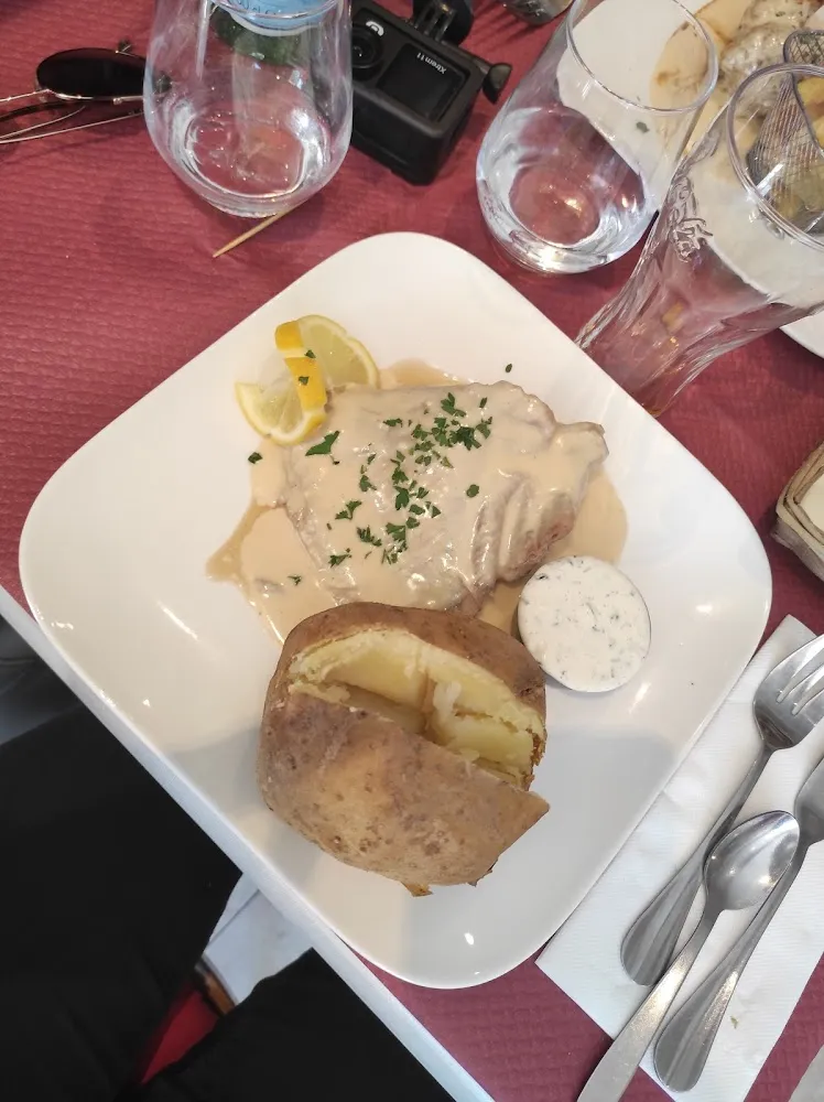 Aile de Raie Sauce Au Fromage Du Pont L'évêque Et Pomme de Terre Au Four Et Sa Crème