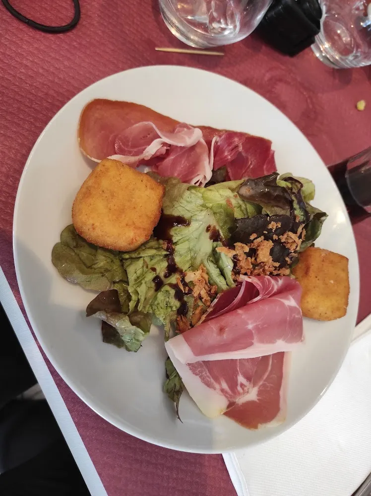 Fromage Pont L'évêque Frit Salade Et Jambon de Bayon Entrée